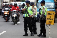 Polisi bersenjata laras panjang turut diturunkan dalam Operasi Lintas Jaya 2015.