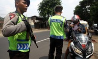 Polisi memeriksa surat-surat kendaraan.