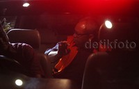 Chaidir Ritonga masuk mobil tahanan.