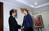 Rizal Ramli berjabat tangan dengan Frederica Guide. Ist/Kemenko Maritim.