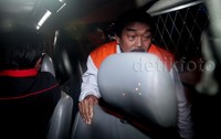 Saleh langsung masuk ke mobil tahanan yang membawa ke Rutan Polres Jakarta Selatan.