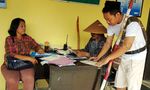 Petugas Samsat Tangerang Berpakaian ala Pejuang