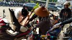 Petugas Samsat Tangerang Berpakaian ala Pejuang
