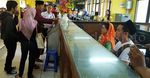 Petugas Samsat Tangerang Berpakaian ala Pejuang
