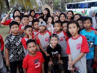 Presenter Eat Bulaga itu berfoto dengan para penggemar. Pool/Ismail/detikFoto.