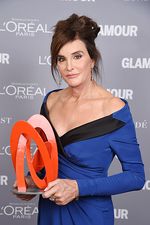 Bergaun Biru, Caitlyn Jenner Curi Perhatian