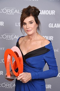 Ia memadukan gaunnya dengan aksesori berlian. Dimitrios Kambouris/Getty Images for Glamour/detikFoto.