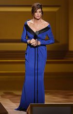Bergaun Biru, Caitlyn Jenner Curi Perhatian
