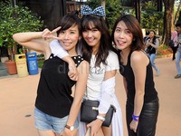 Saat jalan-jalan di Dufan, Ana tiba-tiba bertemu dengan Cherly dan Gigi eks Cherrybelle. Pool/Ismail/detikFoto.