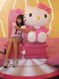 Ana mencoba dua wahana baru, Ice Age dan Hello Kitty.