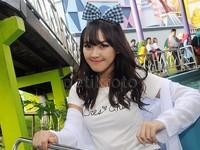 Meski lelah setelah memainkan beberapa wahana, Ana tetap cantik.