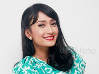 Artis berusia 36 tahun itu cantik dengan senyuman di wajahnya. Pool/Gus Mun/detikFoto.