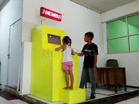 Karya seni instalasi berbentuk permainan ciptaan seniman Julia Zabowska yang berkolaborasi dengan Carlos Franke.