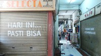 Lisel Burisch asal Jerman membuat slogan-slogan yang menyimbolkan kompetisi visual antara pedagang-pembeli.