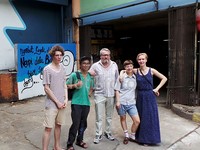 Kurator Tobias Rehberger bersama beberapa seniman dari Jerman, di depan mural The Popo yang terletak di area basement Pasar Tebet Timur.