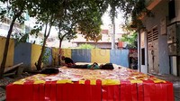 Di bawah pohon rindang, Edi Danartono yang berdomisili di Frankfurt menciptakan matras sebagai ruang publik.