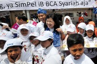 Direktur BCA, Suwignyo Budiman dan Anggota Dewan Komisioner Otoritas Jasa Keuangan (OJK), Kusumaningtuti S. Soetiono sedang melakukan sosialisasi Simpanan Pelajar (SimPel) yang diinisisasi oleh OJK, kepada murid-murid Sekolah Dasar (SD), di Bandung, Selasa (10/11). Pool/dok. BCA.