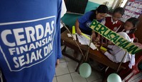 Adapun metode pendidikan dalam program ini dikemas secara menarik dan menyenangkan sehingga berhasil membuat murid-murid lebih mudah memahami pentingnya mengelola keuangan, dimulai dari cara yang paling sederhana seperti menabung, membuat celengan unik hingga melalui komik berkarakter agen Penny serta pertunjukan teater.