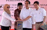 Jokowi yang mengenakan kemeja putih lengan panjang didampingi oleh Menhub Ignasius Jonan, Gubernur Jawa Timur Soekarwo, menekan sirene tanda mulai beroperasinya kapal angkut khusus sapi ini. Cahyo/Setpres.