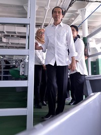 Jokowi sempat meninjau kapal tersebut. Cahyo/Setpres.