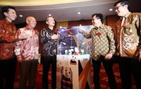 Direktur Pemasaran PT Kino Indonesia Tbk, Alex Kurniawan, bersama dengan Wakil Presiden Direktur Tjiang Likson Chandra, Presiden Direktur Harry Sanusi, Direktur Keuangan Peter Chayson dan Direktur Operasional Rody Teo berbincang bersama saat acara paparan publik di Jakarta, Selasa (10/11/205). Pool/dok. Kino Indonesia.