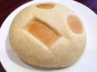 Mr Roboto, melon pan diberi bentuk mata dan mulut menyerupai robot. Isian roti berisi black sugar hojicha. Krim dari teh hijau panggang ini rasanya lembut dengan manis yang pas.