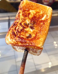 Es krim vanila Tahiti yang ditutupi serpihan cokelat feuilletine renyah dan marshmallow 100% madu terasa begitu lezat. Bagian luarnya kenyal dan hangat. Sedangkan dalamnya dingin manis. Aroma panggangan bekas semprotan torch menambah kenikmatan Frozen Smore.