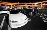 Mobil-mobil yang telah dimodifikasi terparkir di Daikoku Parking Area.