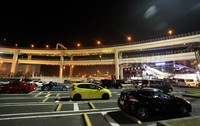Dikelilingi jajaran jalan layang dan gemerlap lampu kota serta disuguhi keindahan langit malam Yokohama yang cerah menjadikan Daikoku tempat yang sempurna bagi para tuner untuk berkumpul dan memamerkan mobil mereka.