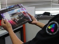 Brosur Toyota Kijang Innova, berbagai fitur terbaru mobil disajikan di sini, seperti interior yang lebih mewah, fitur entertainment dan lainnya. (Luthfi Andika-detikOto).