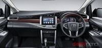 Penampilan dashboard Toyota Kijang Innova. Desainnya menyatu dari kiri ke kanan, namun menonjol di bagian kemudi. Menurut desainer Toyota, dashboard ini terinspirasi pada bentuk daun.  (istimewa-PT Toyota-Astra Motor).