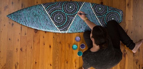 Unik Banget! Melukis di Atas Papan Surfing