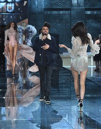 Ia menyanyikan lagu 'In The Night' dan 'Can't Feel My Face.' Jamie McCarthy/Getty Images/detikFoto.
