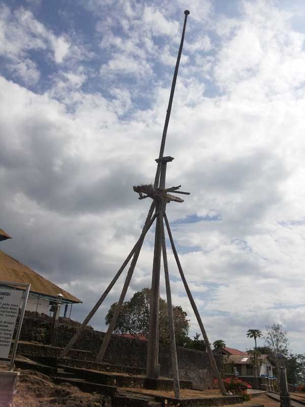 Tiang Bendera Aneh di Benteng Keraton Buton Tiang Bendera Aneh di Benteng Keraton Buton