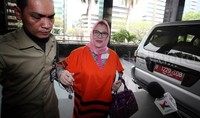 Dewie tiba di gedung KPK, Jl HR Rasuna Said, Jakarta.