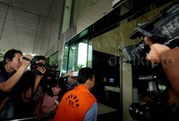 Gatot berjalan memasuki gedung KPK.