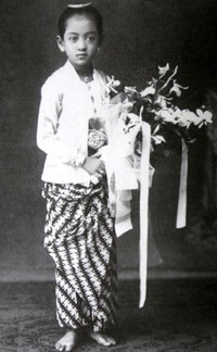 Gusti Nurul saat menginjak remaja. Putri dari Sri Paduka Mangkunegara VII dan Gusti Ratu Timur itu terlihat cantik dengan busana khas Jawa. (Repro Buku Gusti Noeroel).