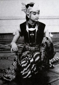 Pada tahun 1937, Gusti Nurul memenuhi undangan Kerajaan Belanda untuk menari di istana dalam rangka pernikahan Putri Juliana. Sang Putri dari Solo itu menari sendirian. (Repro Buku Gusti Noeroel).