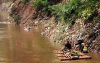 Warga menyusuri Kali Ciliwung menggunakan gethek.