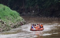 Wakil Gubernur DKI Jakarta Djarot Saiful Hidajat ikut terjun membersihkan Kali Ciliwung.