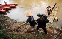 Aksi bersih-bersih ini untuk memperingati Hari Ciliwung 2015.