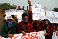 Mahasiswa membawa berbagai poster.