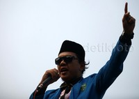 Perwakilan demonstran berorasi.