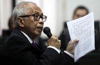 Kaligis membantah memberikan duit ke Ketua PTUN Medan, Tripeni Irianto Putro, yang menjadi hakim ketua dalam pemeriksaan perkara dalam permohonan pengujian kewenangan Kejaksaan Tinggi Sumut dalam penyelidikan perkara dana bansos. Tapi Kaligis mengakui memberikan duit ke panitera PTUN Syamsir Yusfan sebesar USD 1.000.