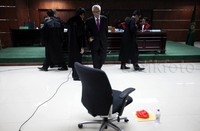 Kaligis meninggalkan ruang sidang.