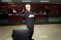 Kaligis sempat melempar senyuman kepada awak media.