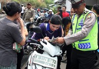 Ada juga yang ditilang di tempat. Lamhot Aritonang/detikFoto.