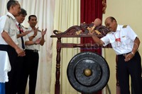 Pemukulan gong sebagai tanda dibukanya Kongres Luar Biasa Solidaritas Pilot Indonesia.