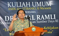 Rizal memaparkan langkah dan kebijakan yang ideal terkait pengelolaan sumber daya maritim. Ist/Efrimal Bahri.