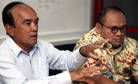 Ketua Dewan Pertimbangan Partai Golkar, Siswono Yudohusodo didampingi pimpinan DPD Golkar se-Indonesia memberikan keterangan terkait konflik Partai Golkar di Jakarta, Rabu (11/11).